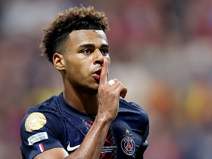 李扬两次失误葬送好局！盯人不紧，踢人送点，蓉城球员集体不满（李扬两度失误断送优势：盯防松懈、犯规送点，蓉城将士集体不满）