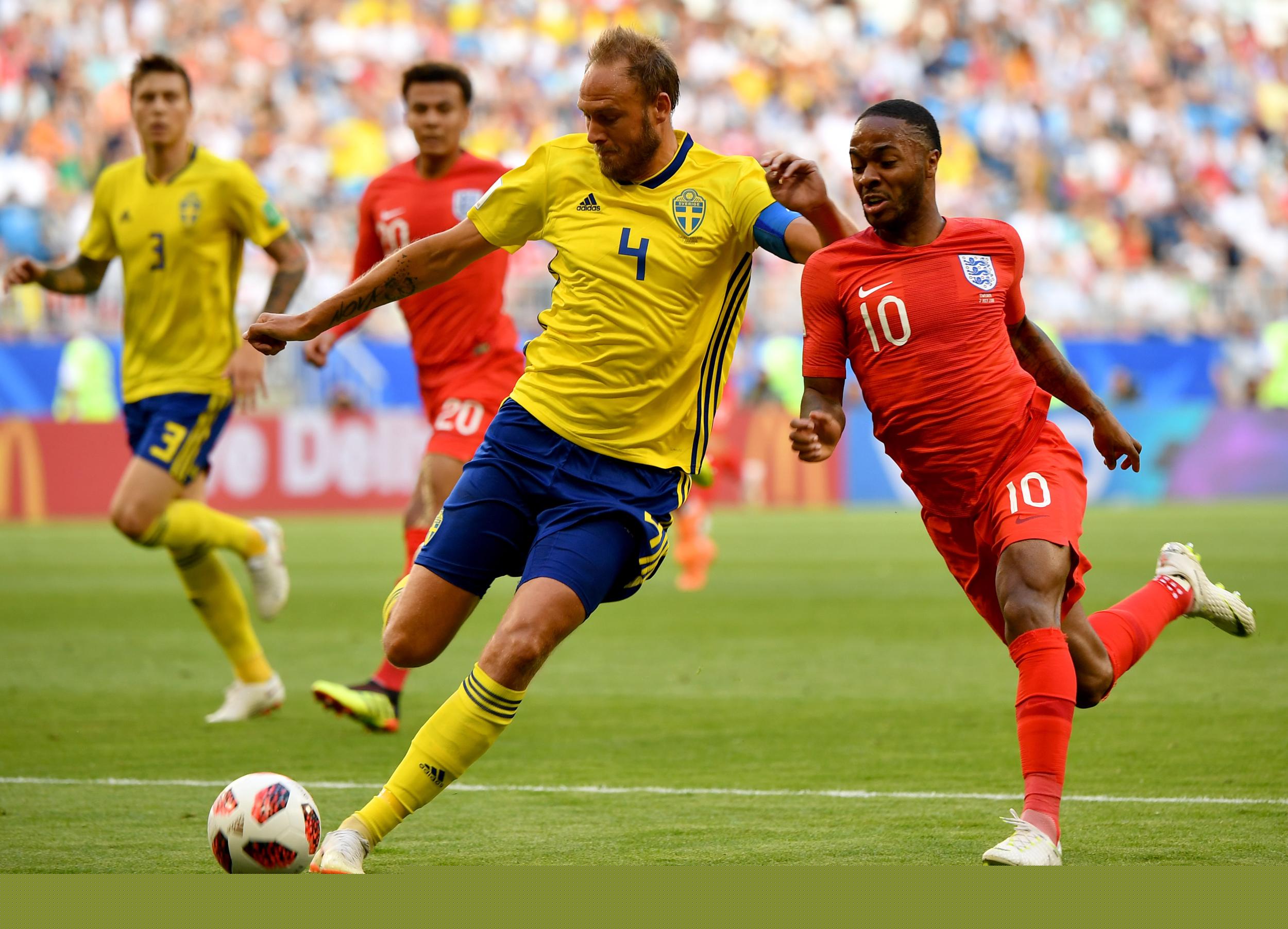 热议海港输球：古斯塔沃停赛影响大；亚冠已是舆论负担（海港失利成焦点：古斯塔沃停赛影响显著，亚冠成舆论包袱）