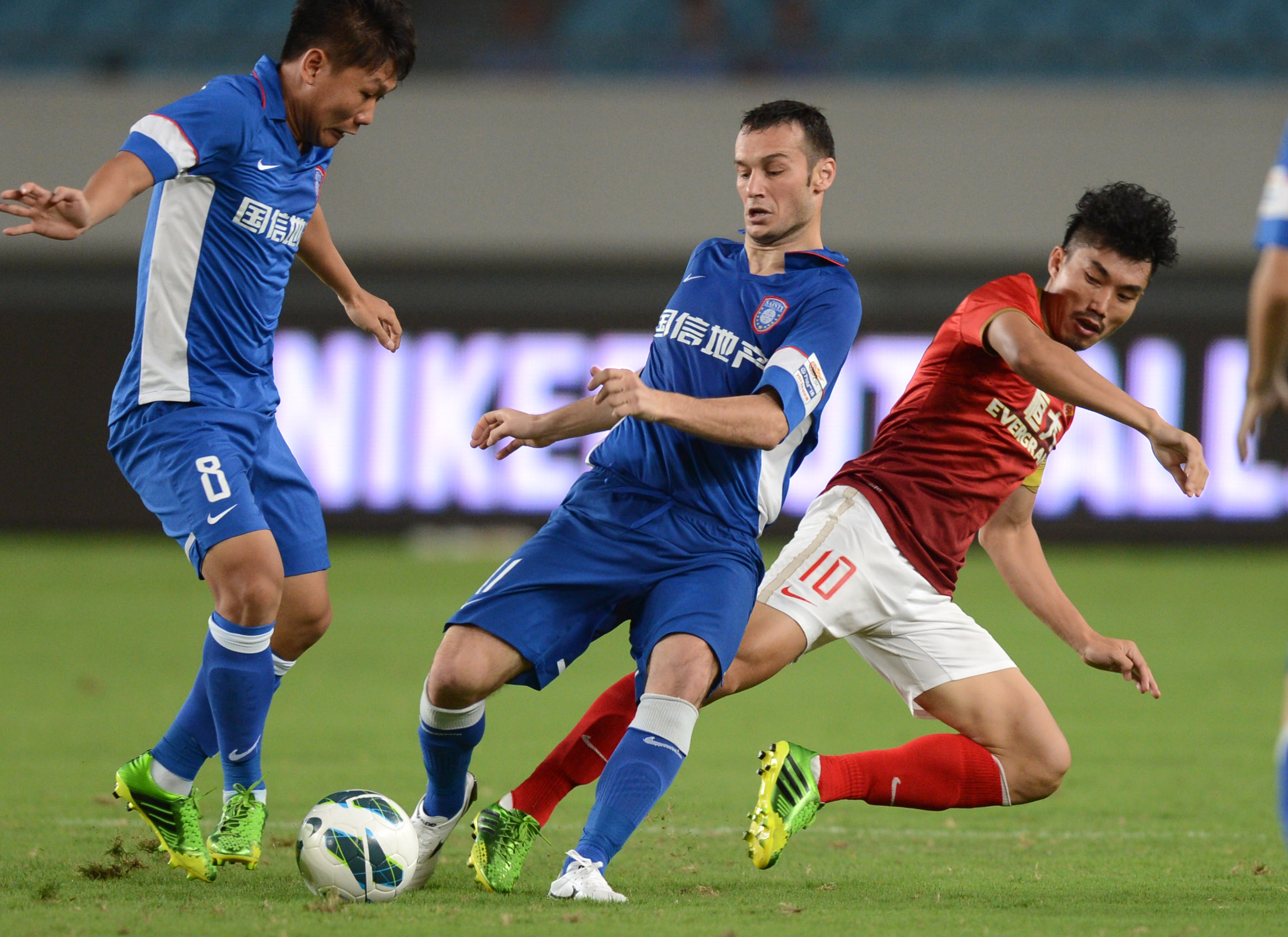 历史首次首发！埃迪vs杨瀚森跳球（迎来首次首发，埃迪与杨瀚森中圈争球）