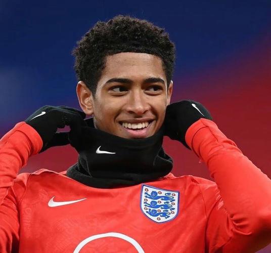 媒体人：亚泰其他工作人员好久没发薪了，坚持岗位是为爱发电（媒体人称亚泰多名工作人员长期未发薪，仍凭热爱坚守岗位）