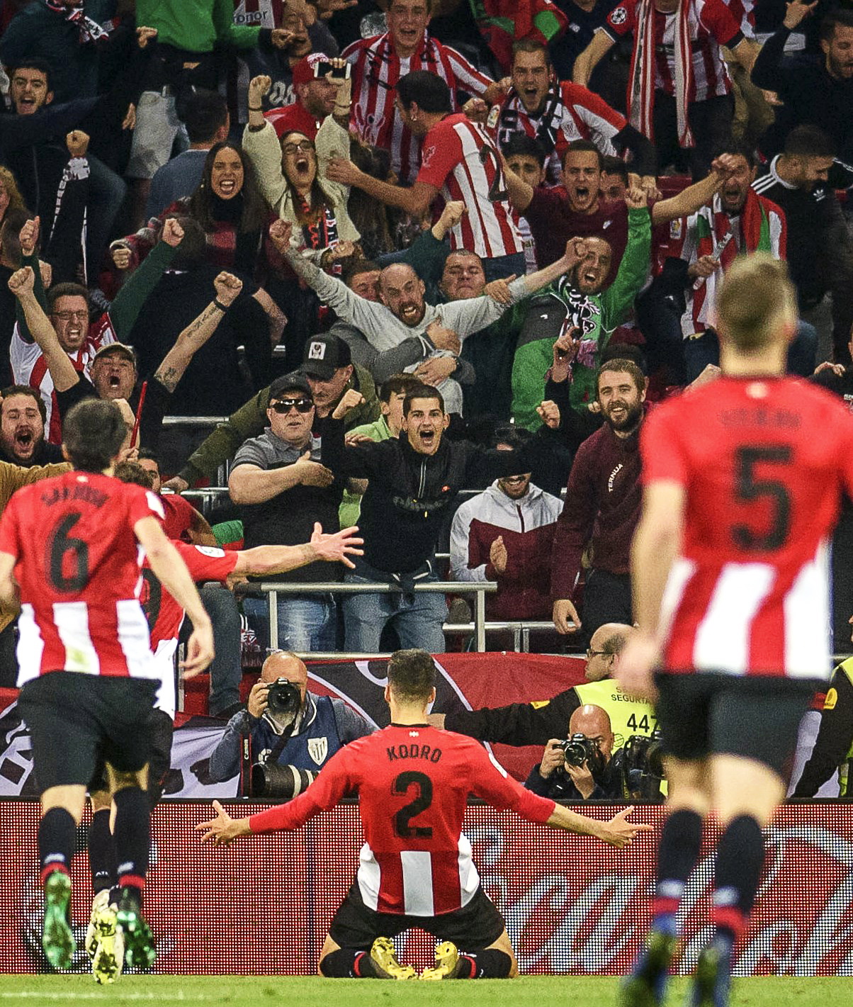 球迷领袖怒斥穆帅：厚颜无耻议论对手，对本方粗野动作装瞎！（球迷领袖怒批穆帅：肆意评点对手，对己方粗暴犯规却选择性失明）