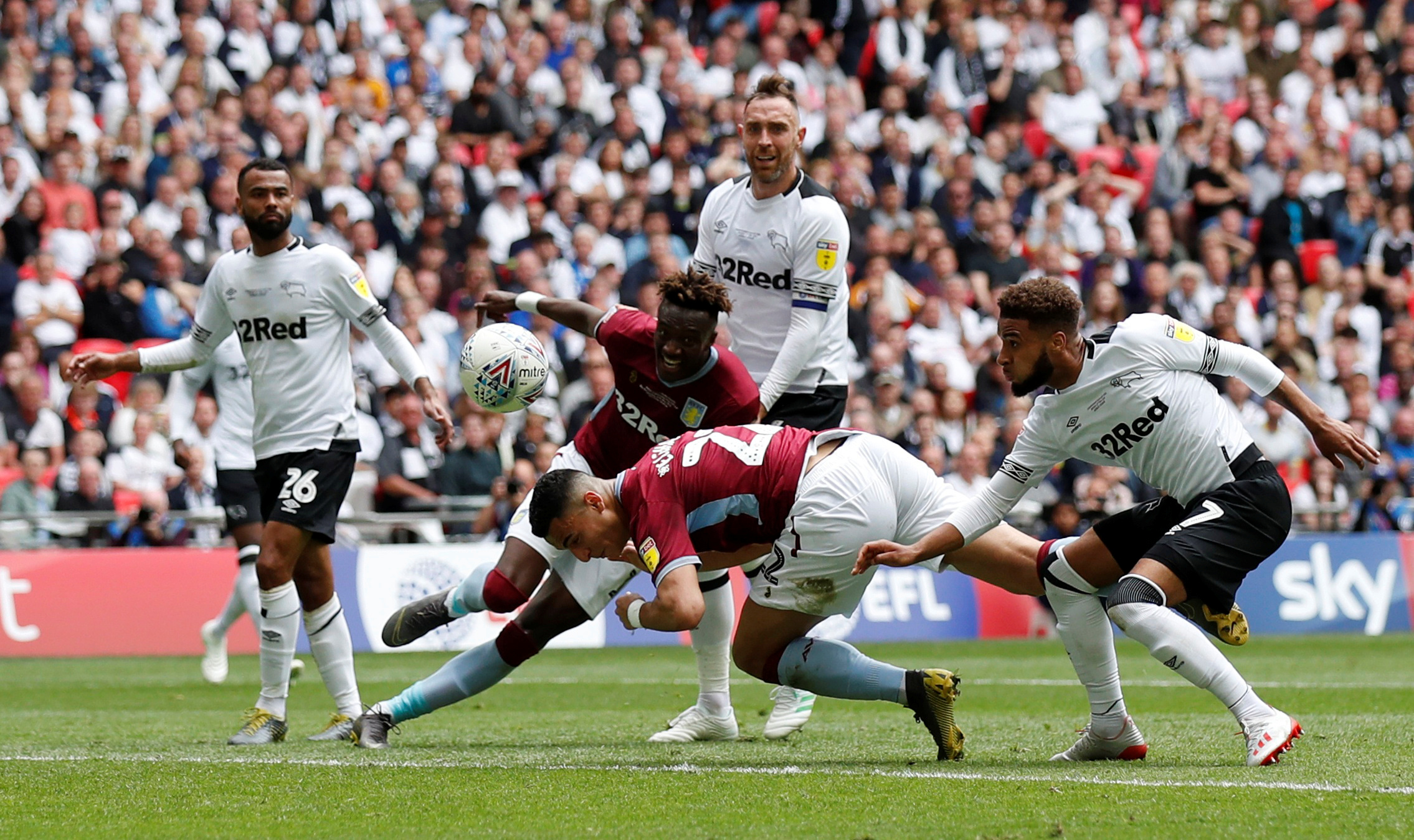 FM26逆天Bug，外场球员“闪现”至门前挡出对方主罚的点球（FM26爆出离谱Bug：外场球员瞬移到门前封堵对方点球）