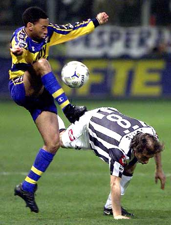 足球国足忙碌备战，训练场加练至夜晚