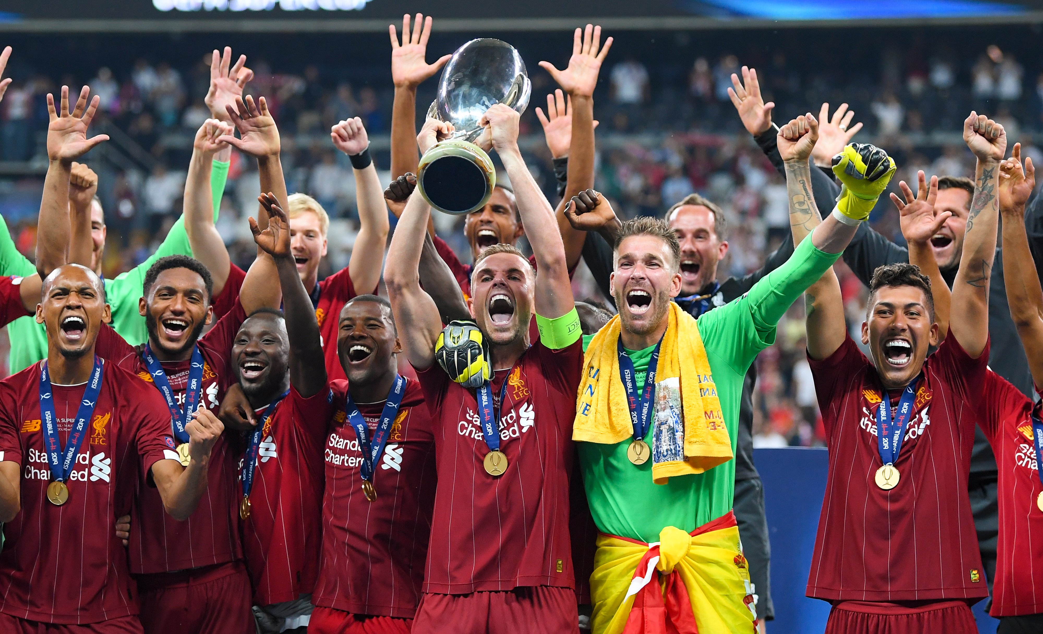 这雪有点大，欧冠赛前一名挪威记者在博德闪耀的球场边线处滑雪（欧冠赛前风雪骤起，挪威记者在博德闪耀场边滑雪）